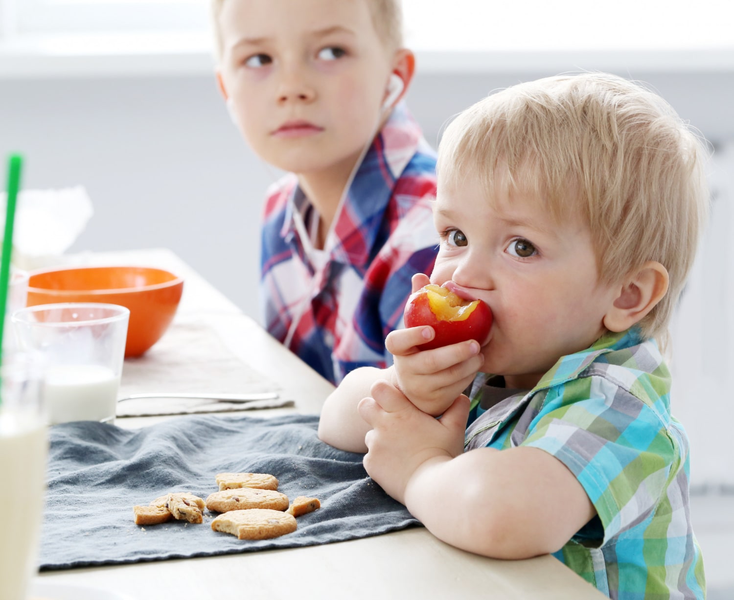 Niño merendando una manzana