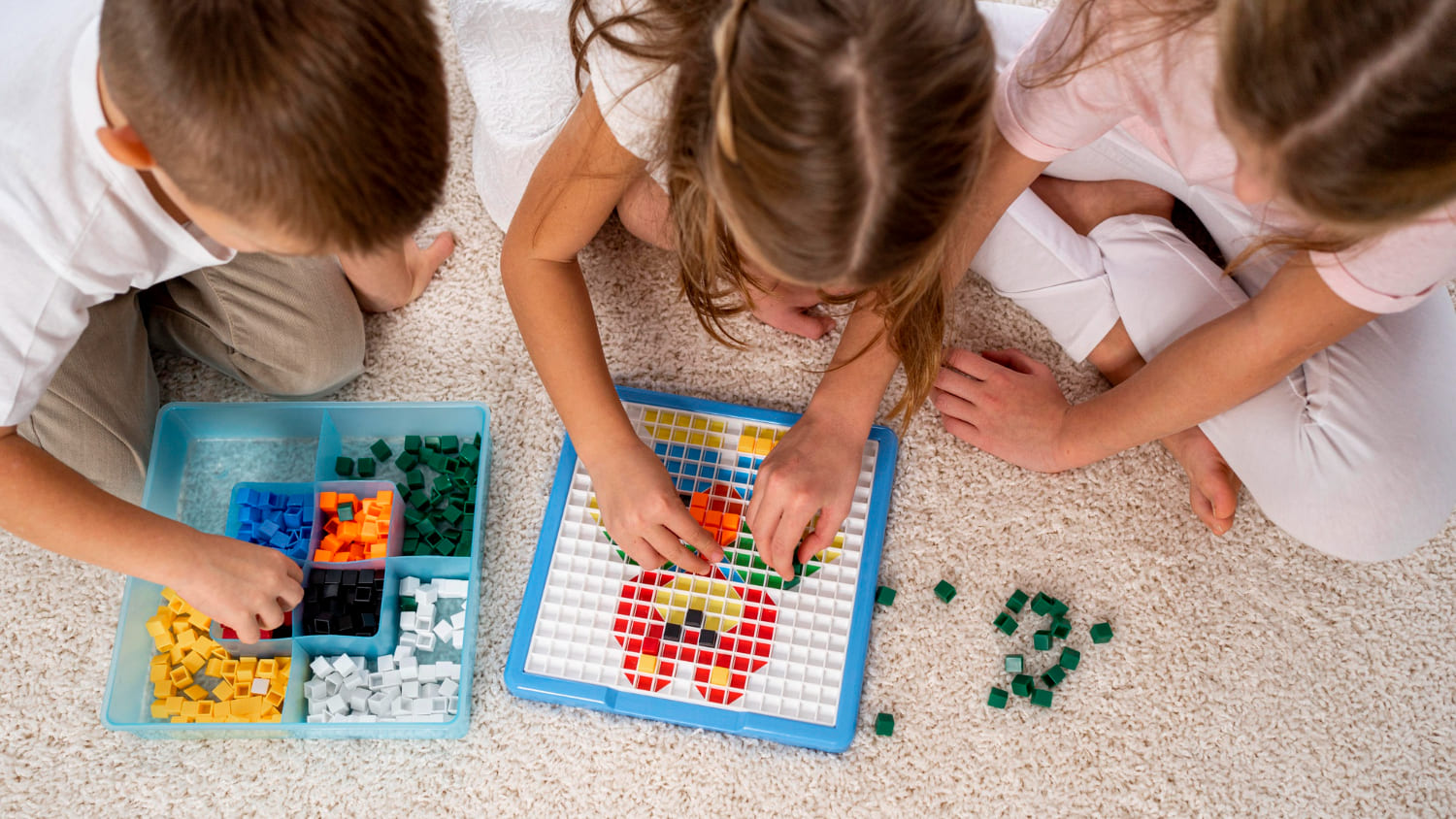 Peques jugando con mosaicos