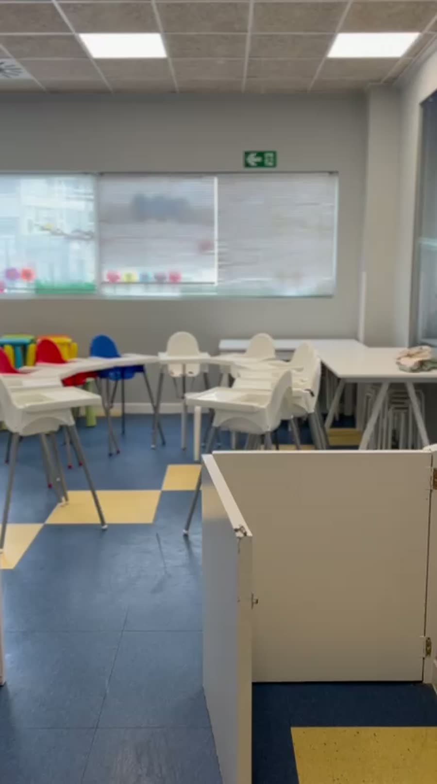 Aula con sillitas de colores